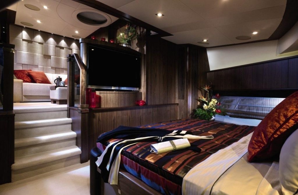 30M YACHT